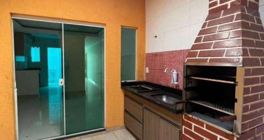 Sobrado Individual à Venda ao Lado da Estação Dom Bosco – 3 Dormitórios, Suíte e Quintal com Churrasqueira