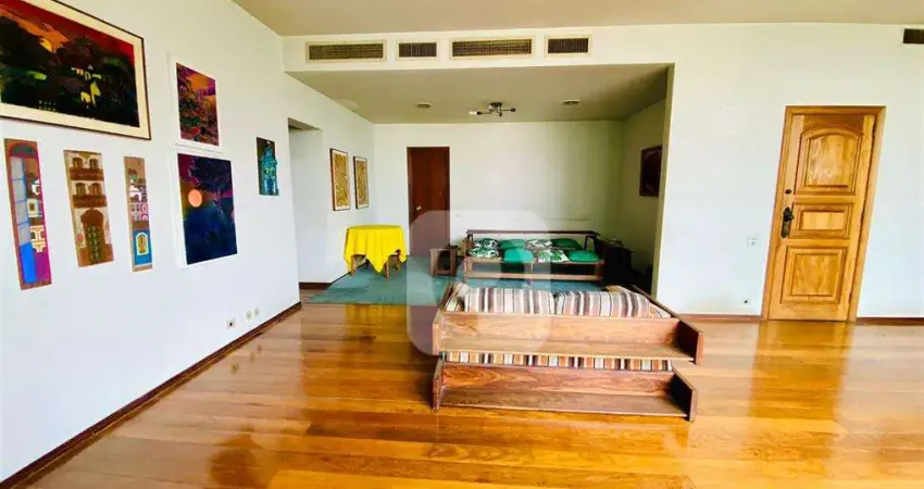 Tijuca área nobre. 4 quartos com  200 metros quadrados e 2 vagas cobertas e sôltas.