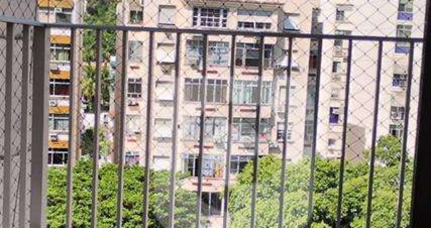 Apartamento com varanda com três quartos na Tijuca.