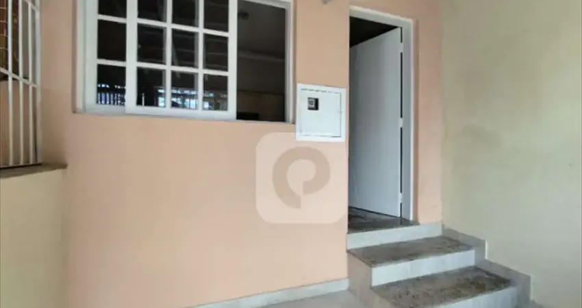 Casa com terraço, dois quartos junto ao centro do rio e pronta para morar!