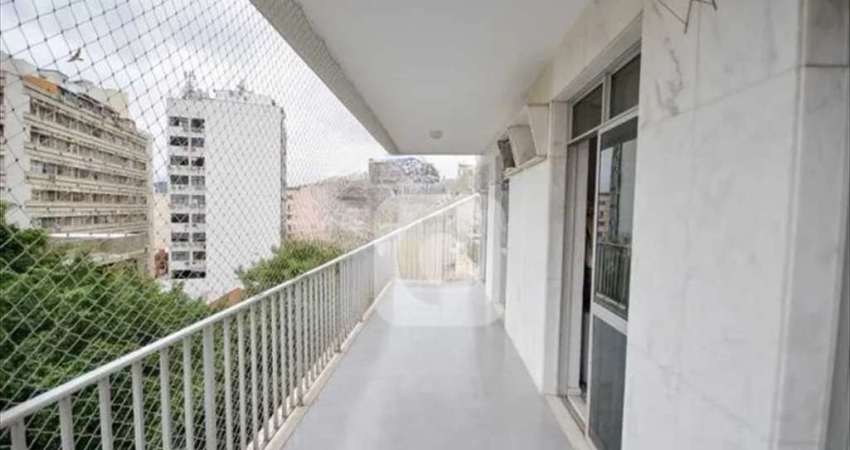 APARTAMENTO DE 3 QUARTOS COM VARANDA E 2 VAGAS DE GARAGEM .