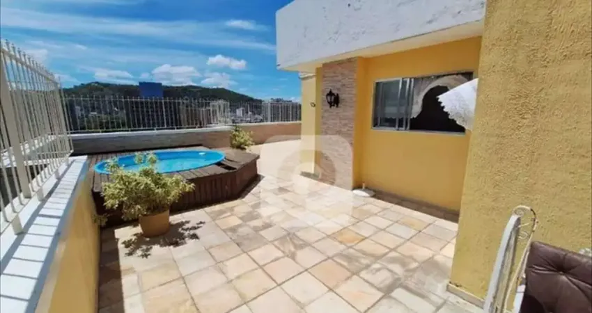 Cobertura a venda com 366m2, duas vagas de gararem e piscina privativa .