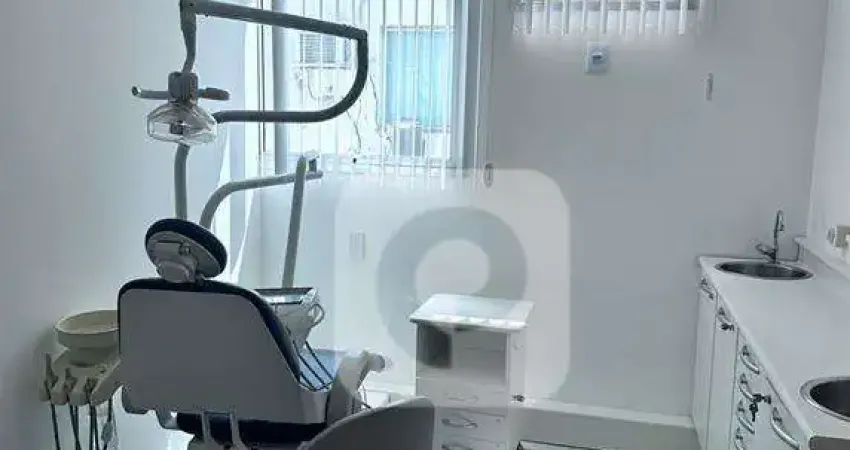Sala Comercial de 29m2 em área Nobre da Tijuca, porteira fechada.