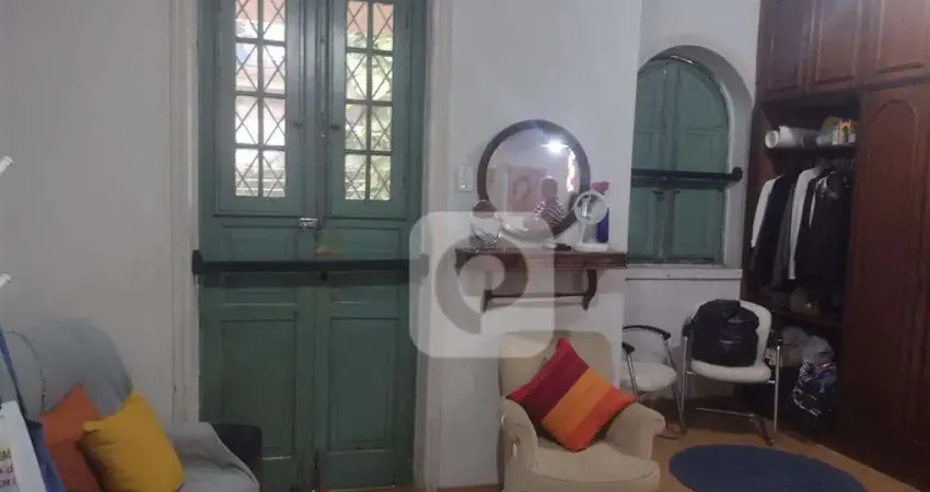 Casa duplex, com 4 quartos,  em rua charmosa na Tijuca.