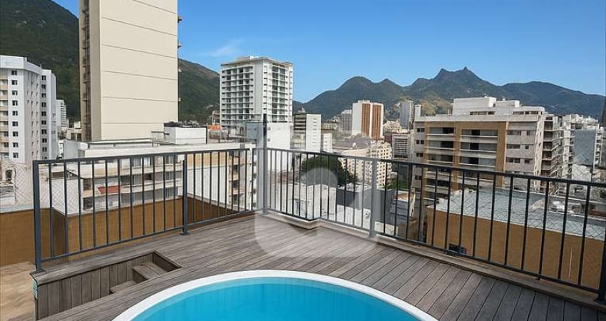 COBERTURA TRIPLEX  DE 200m2 COM 3 QUARTOS E DUAS SUITES, DECK E PISCINA .