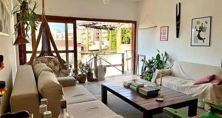 Casa charmosa com piscina, varanda e clima de pousada na tijuca