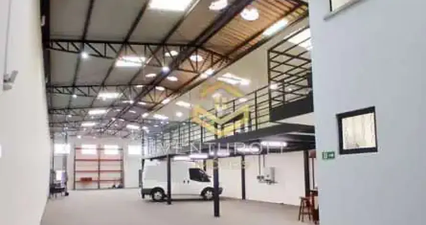 Barracão com 900 m² ao lado da rodovia – energia fotovoltaica, mezanino climatizado e estrutura completa