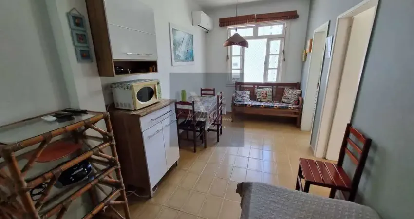 Kit grande com vaga. ao lado da praia e próximo do centro. excelente opção de investimento.