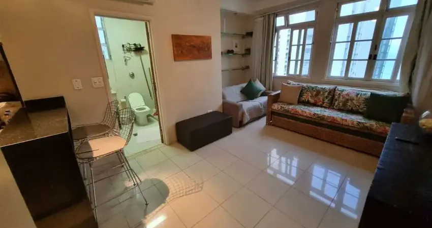 Kit reformada. climatizada. vista parcial para o mar. 01 quadra da praia e próximo do centro.