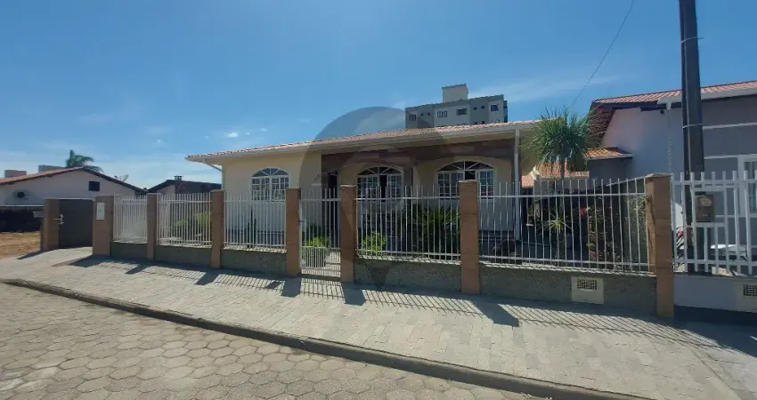 CASA de 3 QUARTOS Á VENDA no BAIRRO JOAIA