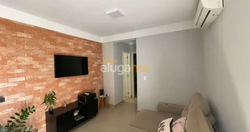 Apartamento no condomínio praças golfe com 02 quartos e 02 banheiros, rico em armários.