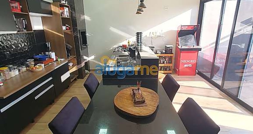 Casa à venda com 1 dormitório, closet, churrasqueira e 2 vagas de garagem