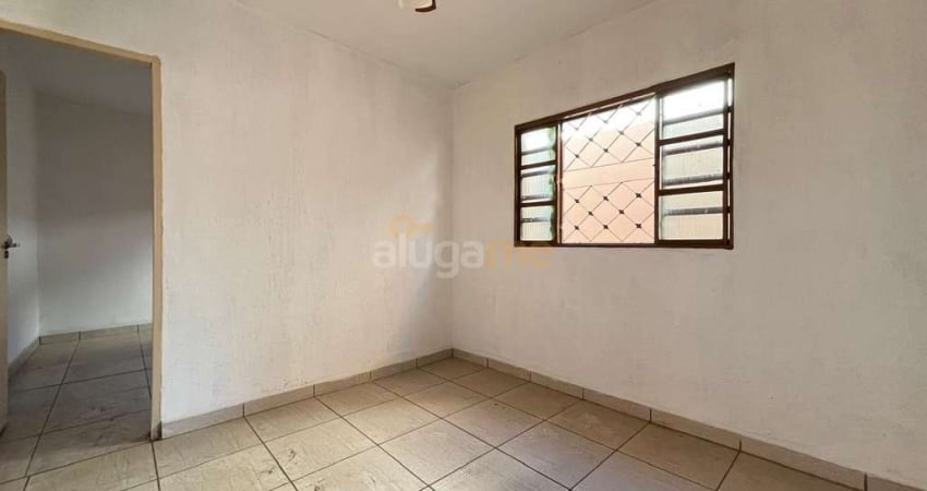 Casa residencial com 02 dormitórios e 02 vagas no bairro Jardim Itapema.