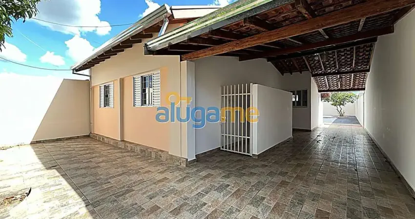 Casa comercial ou residencial com 3 dormitórios (1 suíte) e 3 vagas de garagem com amplo quintal.