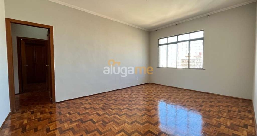 Apartamento amplo no centro, com 03 dormitórios (01 suíte) rico em armários, 01 vaga, portaria e elevador, andar alto.