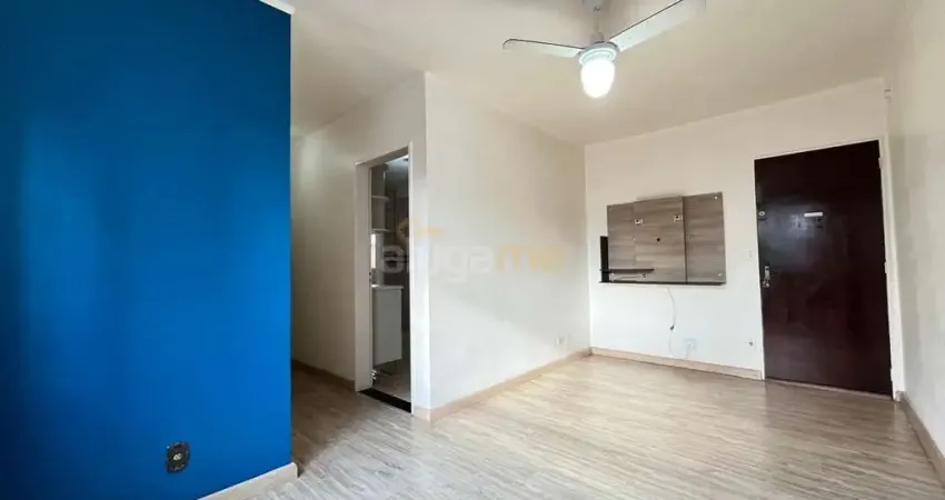 Apartamento no condomínio Juruá com 2 dormitórios com armários e 1 vaga de garagem coberta.