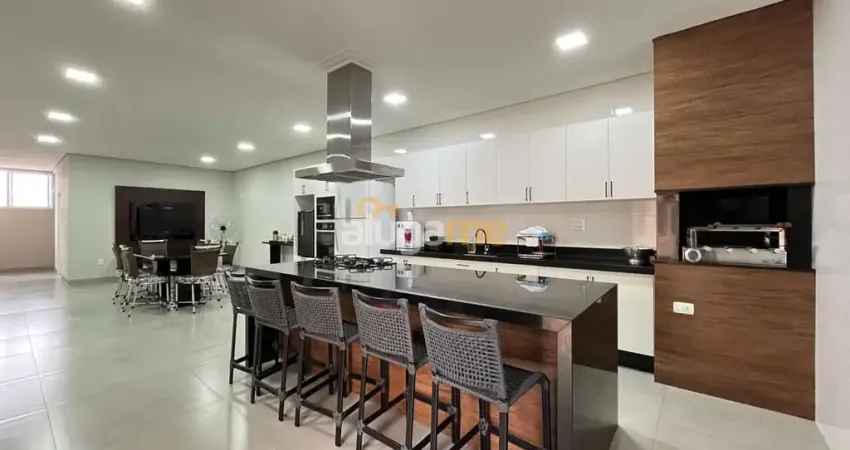 Casa reformada no Jardim Alto Rio Preto, com 03 suítes, 03 salas e ampla varanda gourmet coberta.