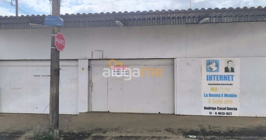 Oportunidade de locação de galpão no centro de cidade com cozinha e três quartos.