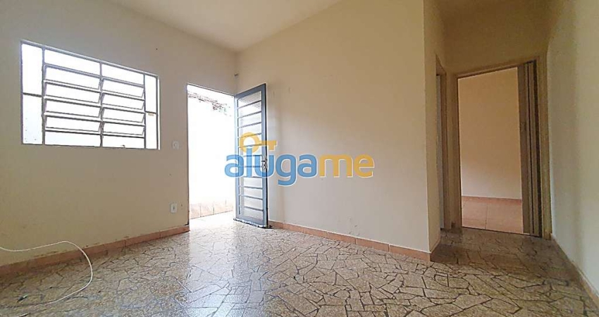 Casa no bairro Vila Imperial com 01 dormitório (fundos) e corredor para moto.