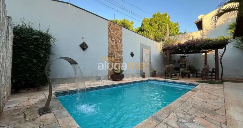 Casa com 03 dormitórios e amplo lazer com piscina com cascata com churrasqueira e varanda gourmet, com 02 vagas, no residencial machado.