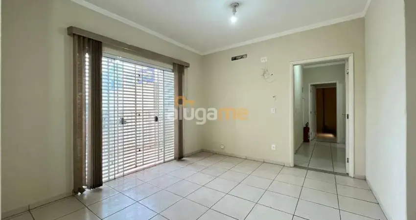 Salão comercial com elevador, 04 salas, 02 banheiros, cozinha e 01 vaga de garagem, na vila redentora.