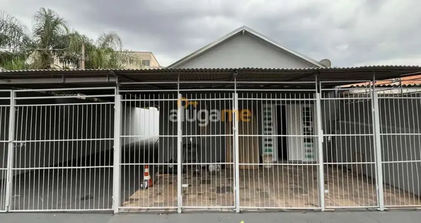 Casa comercial na vila maceno, com 03 vagas, 03 ambientes de salas e 02 banheiros.