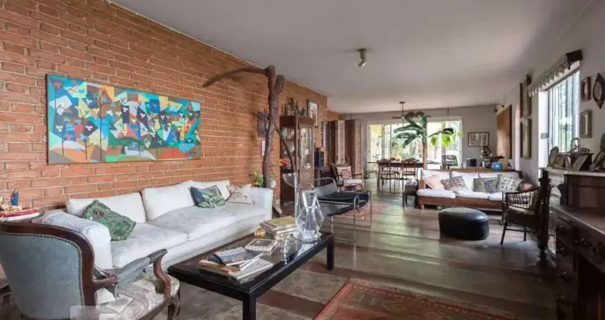 Atraente casa em condomínio para venda com 3 quartos, sendo 1 suíte, 270m²