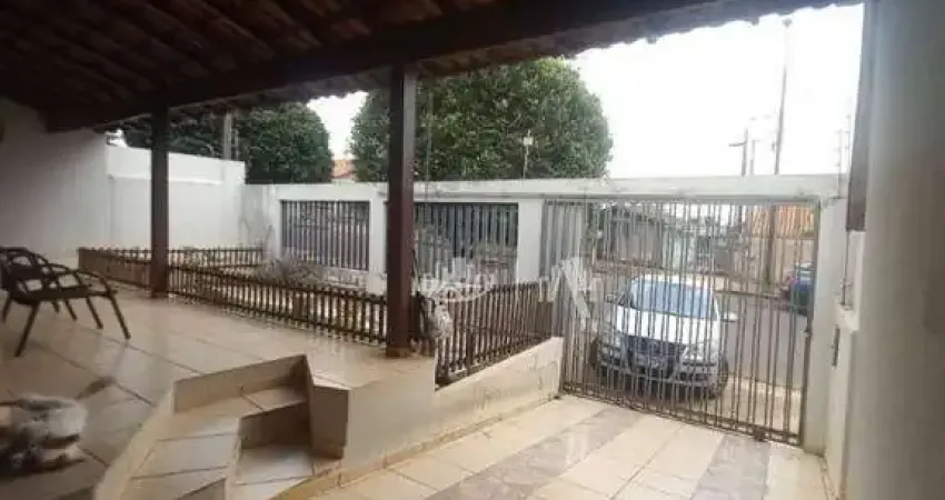 Casa com 3 quartos para alugar, 110 m² por R$ 2.500/mês - Maria Lúcia - Londrina/PR