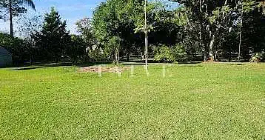 Chácara 2500m² à venda, no Bratislava no condomínio Golf Ville com casa de 120m² privativos - Cambé