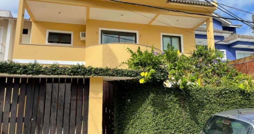 Casa em condomínio fechado com 5 quartos à venda na Estrada dos Bandeirantes, Vargem Pequena, Rio de Janeiro