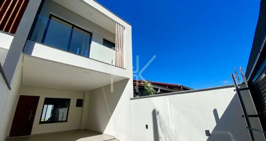 Lindo Sobrado à venda com 3 dormitórios, sendo 1 suíte , 121 m²  no Saguaçu - Joinville/SC