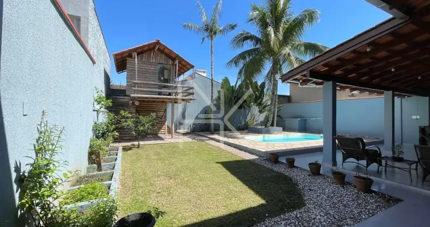 Casa à venda com 03 quartos sendo 01 suíte, 260m2, averbada, piscina e casa de boneca no Bairro Santo Antônio em Joinville