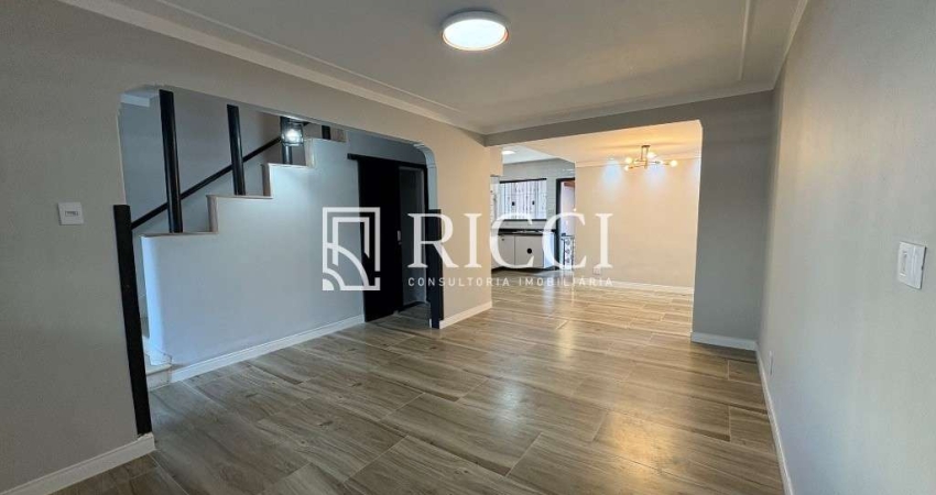 Casa à Venda no Centro de São Vicente-SP: 2 Quartos, 1 Suíte, 2 Salas, 4 Banheiros, 2 Vagas - 150m².