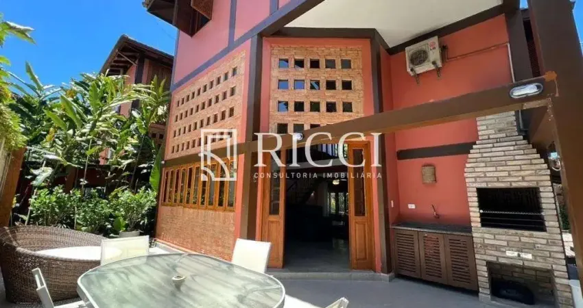 Casa em condomínio fechado a 50m do centrinho e shoping 400 m da praia.