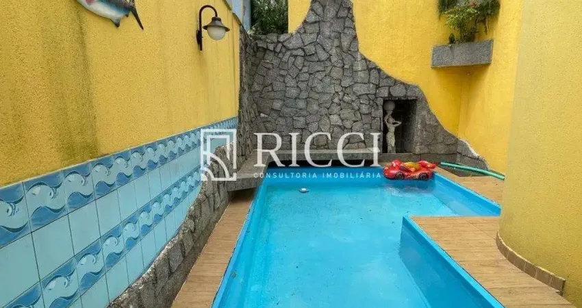 Realmente é uma casa suspensa, cobertura enorme para acomodar toda a família !!!