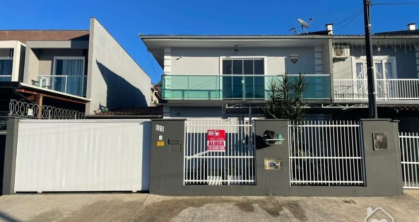 Casa com 3 quartos para alugar na Rua Padre Bernardo, 523, Nova Brasília, Joinville