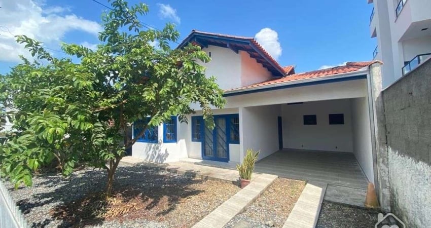 Casa com 3 quartos para alugar na Rua Carlos Guilherme Jerke, 186, Vila Nova, Joinville