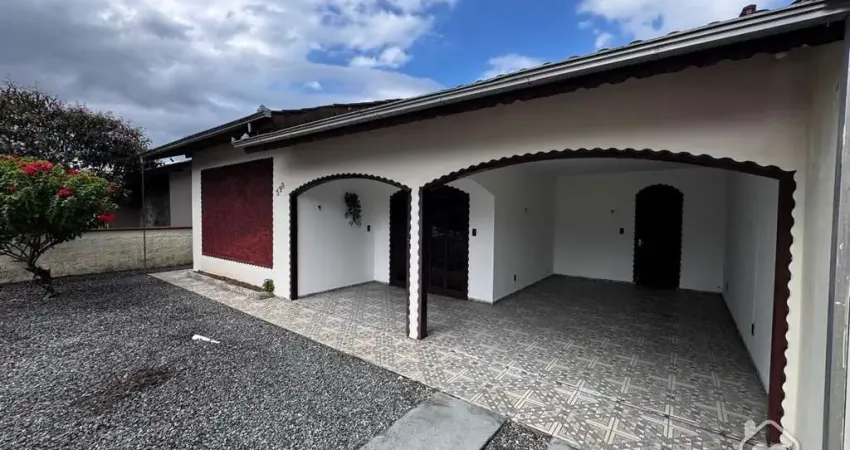 Casa com 3 quartos para alugar na Rua Paulo Schneider, 51675, Vila Nova, Joinville