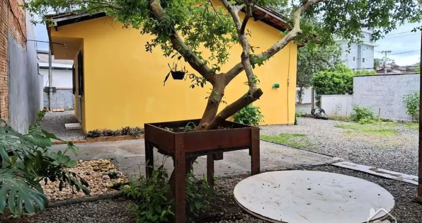 Casa com 2 quartos para alugar na Rua Bruno Germano Ponick, 30, Bom Retiro, Joinville