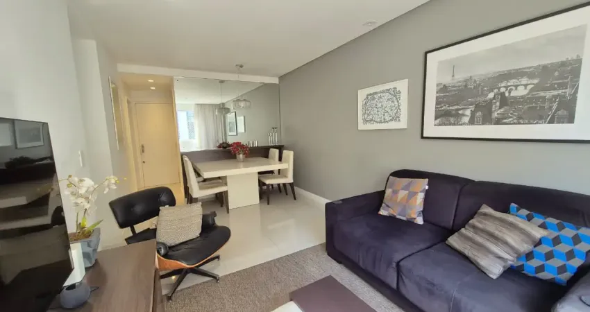 Apartamento com 2 quartos e 1 vaga. Totalmente reformado. Centro