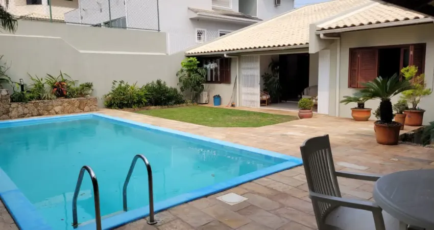 Casa com 3 Quartos sendo 1 suíte. Piscina - Itaguaçu - Florianópolis