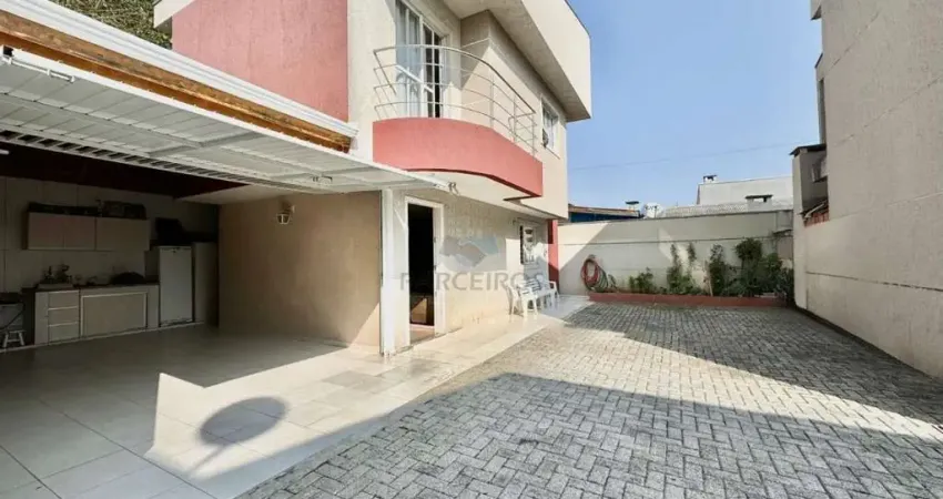 Sobrado aceita troca por apartamento com 3 quartos na região sul de curitiba.