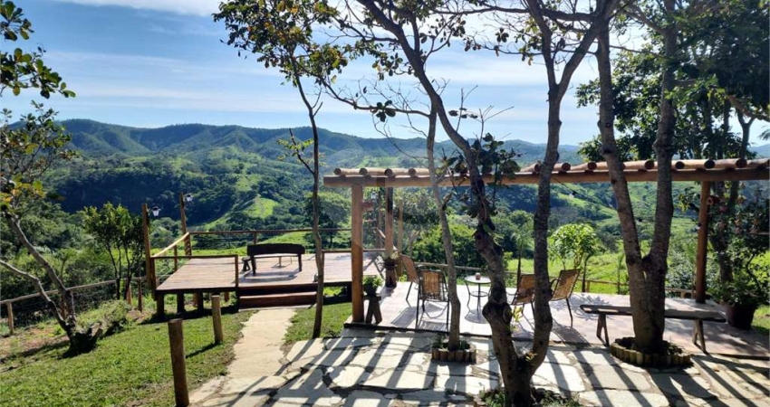 Fazenda com 3 quartos à venda em Centro - GO