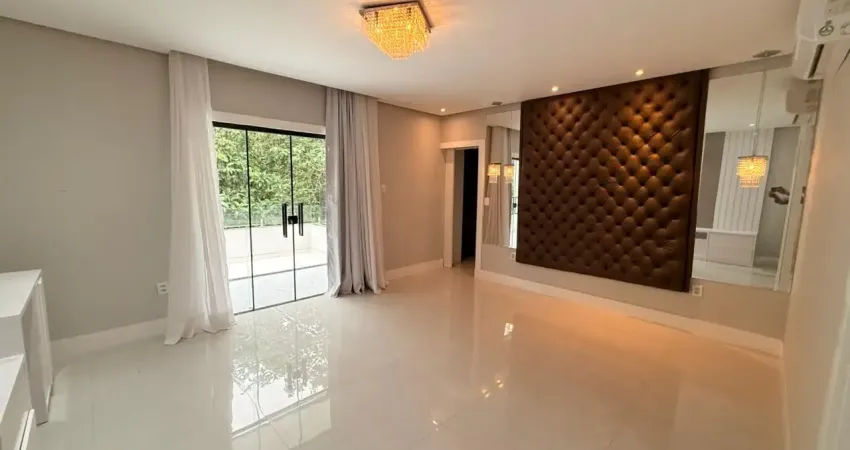 Cond. forrest hill, com 5 quartos, sendo 3 suítes, sala para 2 ambientes e 2 vagas de garagem.