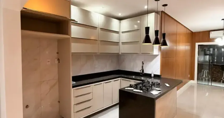 Cond. forrest hill, com 5 quartos, sendo 3 suítes, sala para 2 ambientes e 2 vagas de garagem.