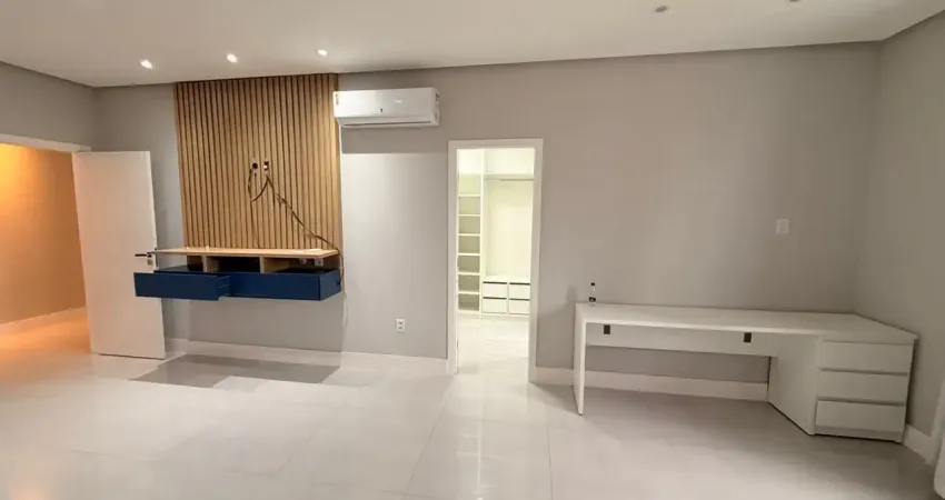 Cond. forrest hill, com 5 quartos, sendo 3 suítes, sala para 2 ambientes e 2 vagas de garagem.