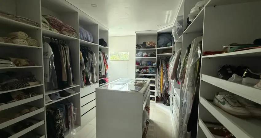 Condomínio alphaville 3 – vende-se casa duplex com  5 suites, sala para 4 ambientes e 10 vagas.