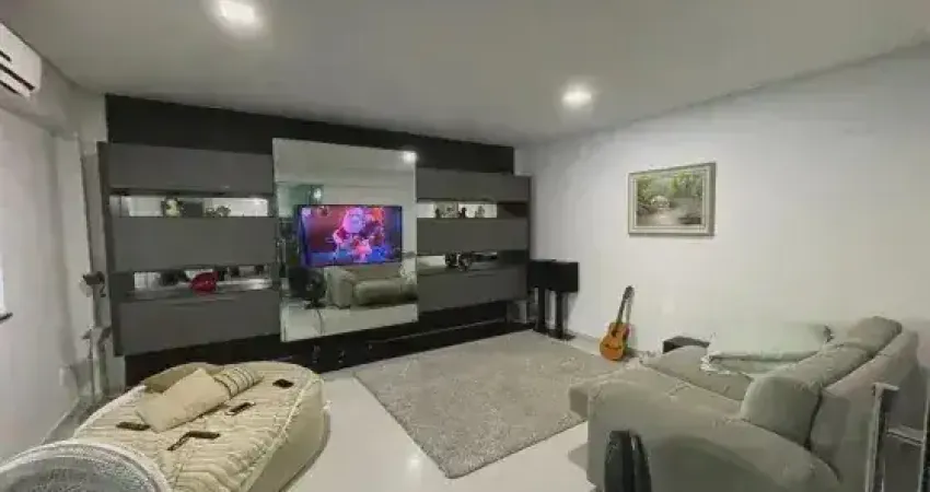 Clube de campo ponta negra, 5 quartos sendo 4 suítes, 1.500m2 de terreno,  mobilada, 6 vagas, agua