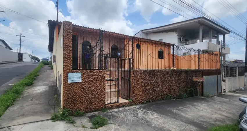Casa de esquina localizada no bairro dom pedro, com 3 quartos sendo 1 suíte
