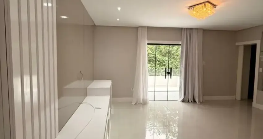 Cond. forrest hill, com 5 quartos, sendo 3 suítes, sala para 2 ambientes e 4 vagas de garagem